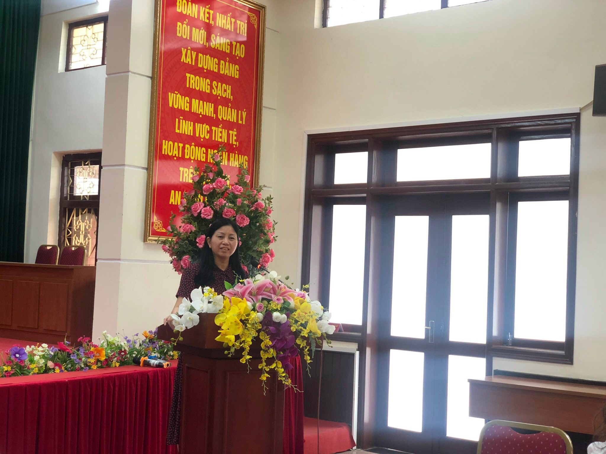 Ảnh 3: Đồng chí Nguyễn Thị Thắm phát biểu tại buổi gặp mặt